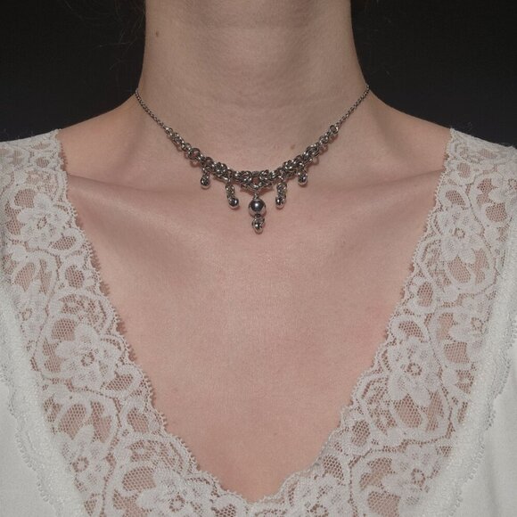 Gothic Victorian style V-shaped necklace with a small silver chain - Picture 12 of 12